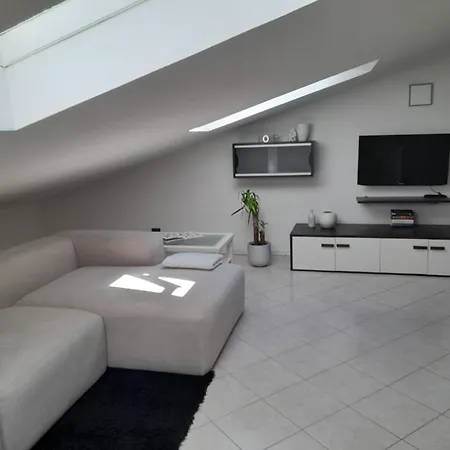 Mansarda Massimo Apartment Intra